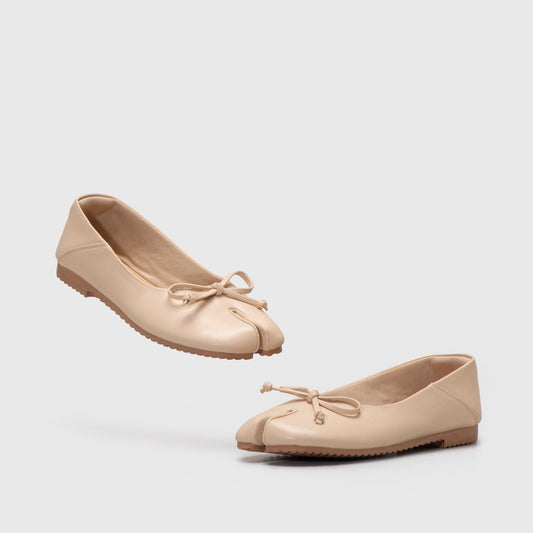 Adorable Projects Official Adorableprojects - Evodia Flat Shoes Cream - Sepatu Tabi